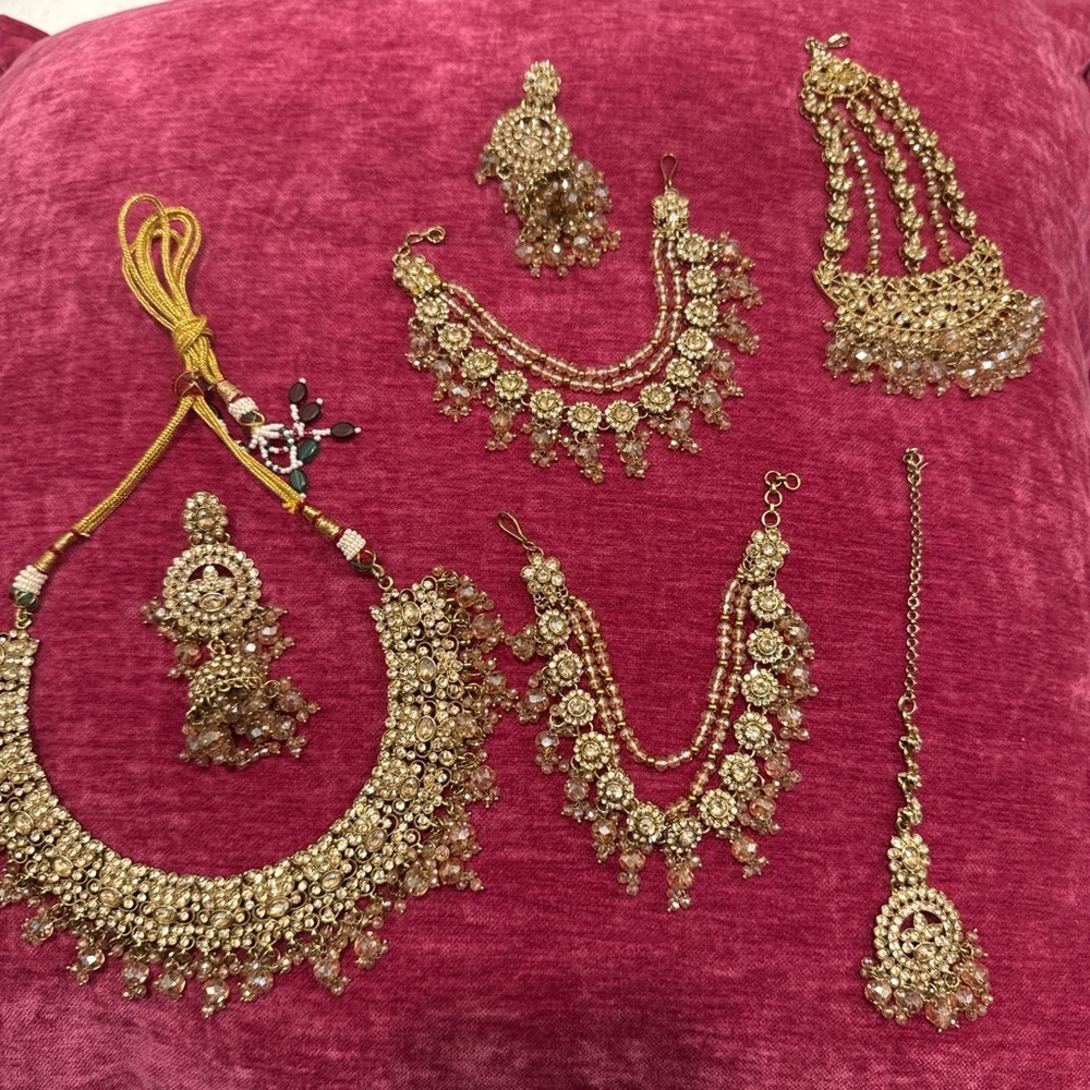Elegant Gold Jewelry Set for Women - Picture 2 of 4
